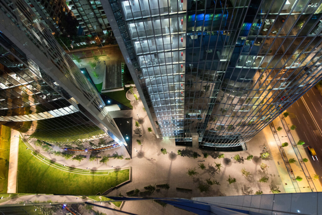 isidora23- apoquindo-4800-fachada-noche